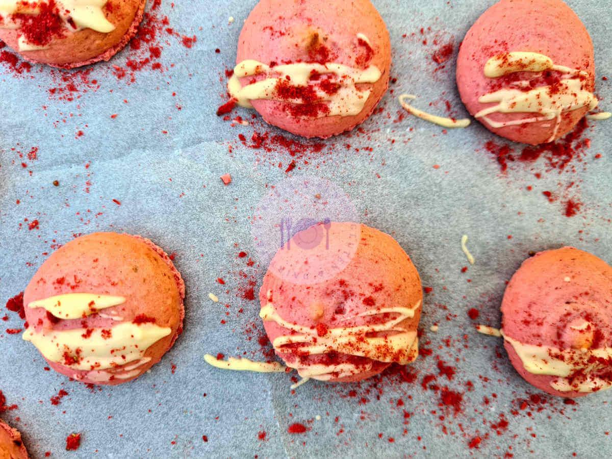 strawberry-macarons-tray