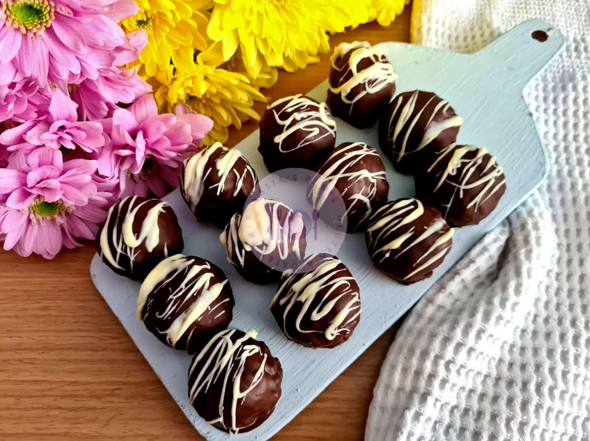 vanilla-cake-truffles-board