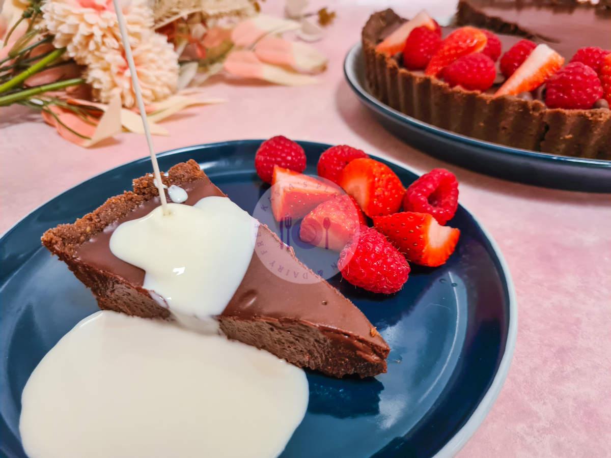 vegan-chocolate-tart-pour