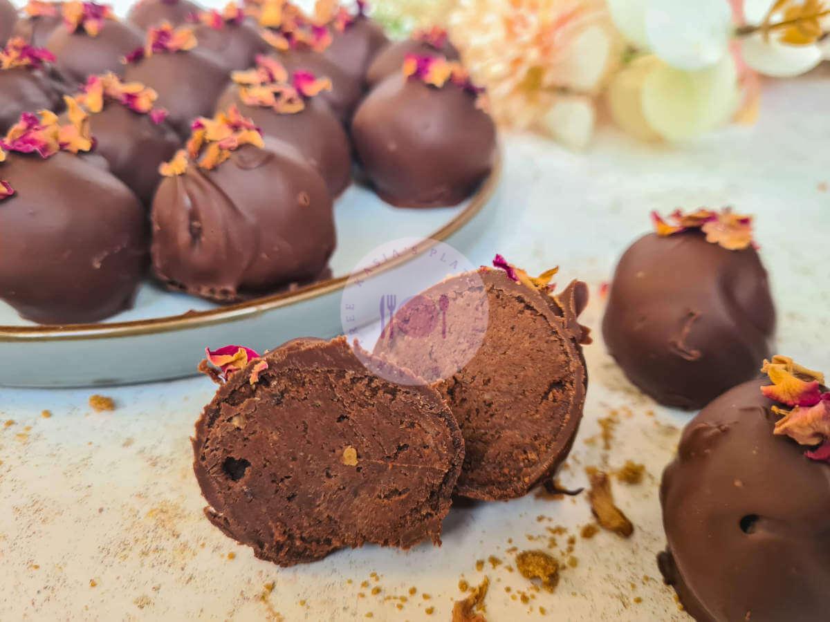 double-chocolate-biscuit-truffles-cut